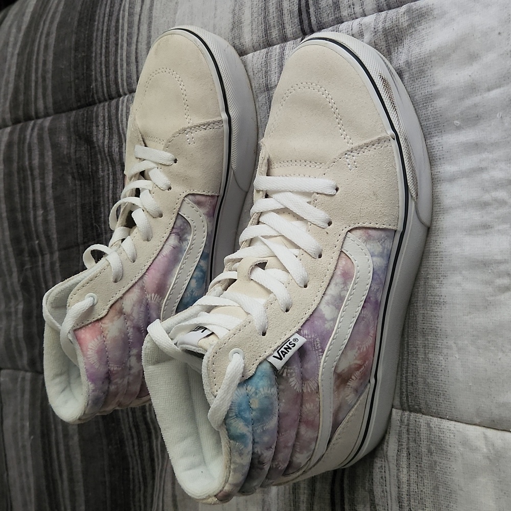 Vans tennis shoes off white leather upper w/multi color brand new. Size 5.5 ❣️❣️
